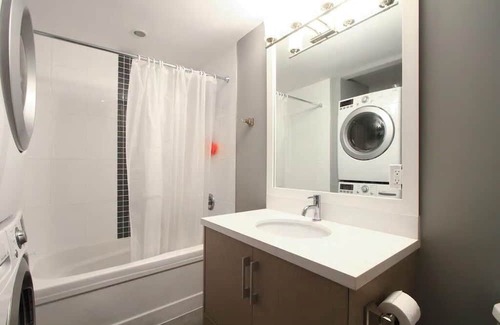 Vancouver South House | Relaxing 2-Bedroom Retreat in QE/Riley Park near Skytrain
