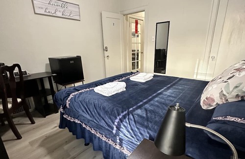 Inner Parkside House | Serene of Sunset, historical house, and peaceful neighborhood. Comfortable room.