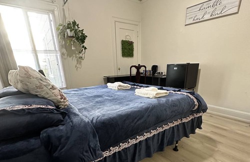 Inner Parkside House | Serene of Sunset, historical house, and peaceful neighborhood. Comfortable room.