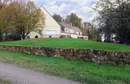 Vierzon Villa | Central Villa in France: Pet & Child-Friendly Retreat