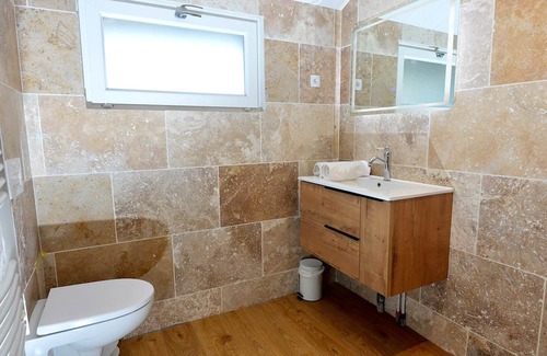Scionzier House | Cozy MOLE Room with Kitchen - Ideal for Family Stays