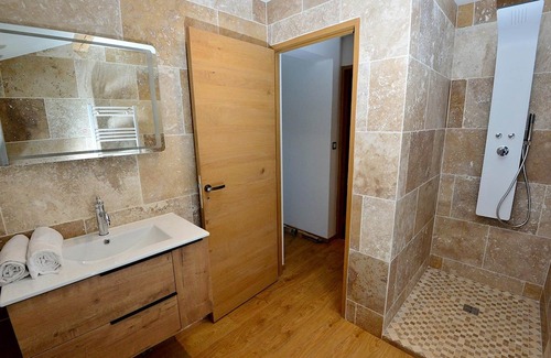 Scionzier House | Cozy MOLE Room with Kitchen - Ideal for Family Stays