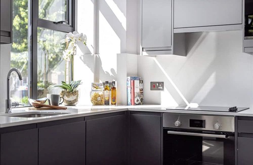 Woking Apartment | Modern 1-Bedroom Apartment in Woking with Parking