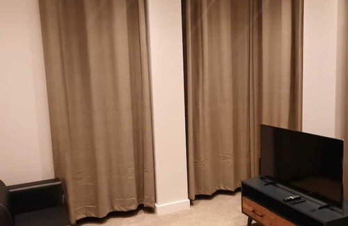 Woking Apartment | Modern 1-Bedroom Apartment in Woking with Parking