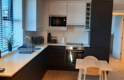 Woking Apartment | Modern 1-Bedroom Apartment in Woking with Parking