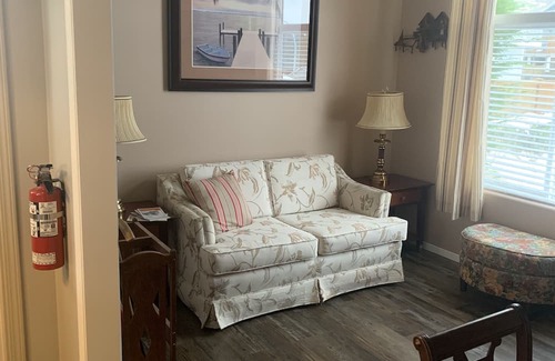 Port Hardy Apartment | Cozy Crazy Crow B & B: Private Deck, Steps to the Ocean