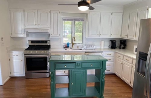 Bellamy House | Welcoming Retreat on The York River with Breakfast Included