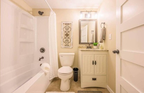 Ledgeview House | Family-Friendly Ledgeview Hotel with Kitchen Amenities