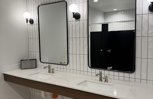Milwaukee Apartment | Cozy 1-Bedroom Retreat Near Malls with Pool & Gym Access