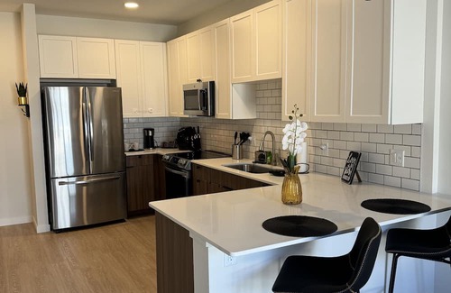 Milwaukee Apartment | Cozy 1-Bedroom Retreat Near Malls with Pool & Gym Access