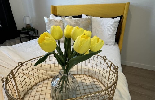 Milwaukee Apartment | Cozy 1-Bedroom Retreat Near Malls with Pool & Gym Access