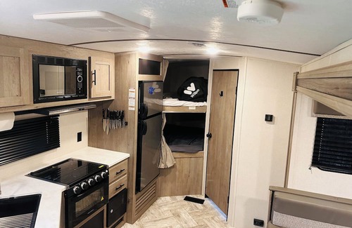 Yakima House | Experience Glamping in a Well-Maintained RV with Ocean View