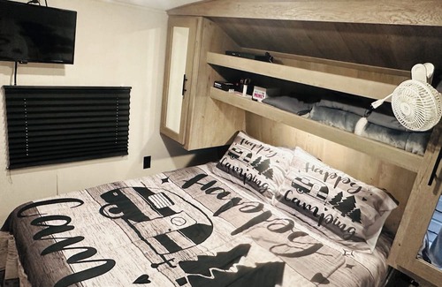 Yakima House | Experience Glamping in a Well-Maintained RV with Ocean View