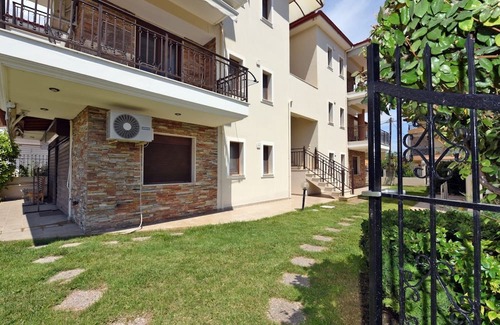 Paralia Dionysiou Apartment | Fibes Luxury Living: Family-Friendly Stay with Breakfast