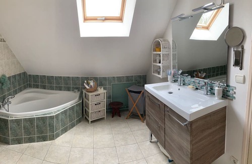 Vienne en Val Bed & Breakfast | Cozy Chambres Hôtes: Family-Friendly Accommodation Awaits