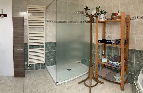 Vienne en Val Bed & Breakfast | Cozy Chambres Hôtes: Family-Friendly Accommodation Awaits