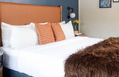 Mammoth Lakes Apartment | Pet-Friendly Guest Room with King Bed at Outbound Mammoth