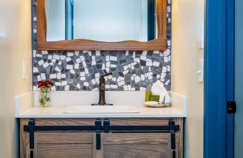 Mammoth Lakes Apartment | Pet-Friendly Guest Room with King Bed at Outbound Mammoth