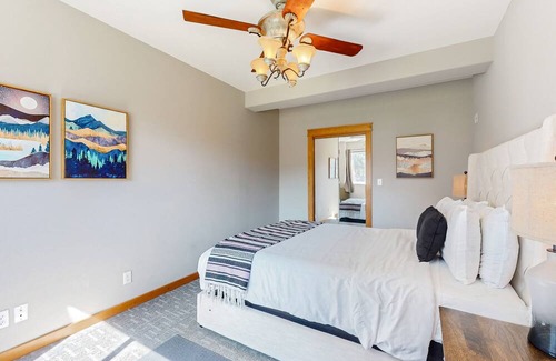 Bellingham House | Inviting Mountain Retreat with Spa, Kitchen & Scenic Views