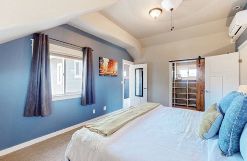 Bellingham House | Inviting Mountain Retreat with Spa, Kitchen & Scenic Views
