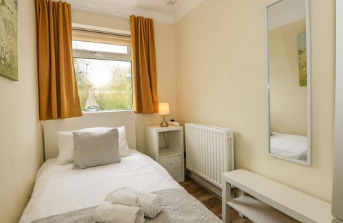 Skegness House | Martell Cottage: Oceanfront Retreat with Garden in Anderby Creek