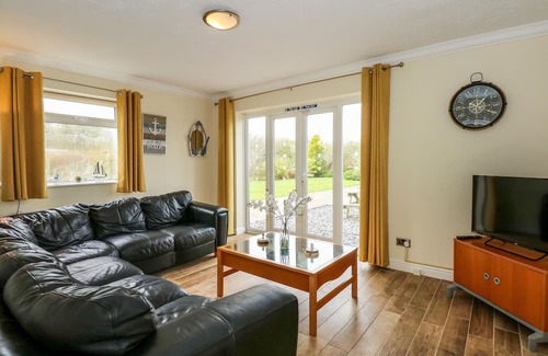 Skegness House | Martell Cottage: Oceanfront Retreat with Garden in Anderby Creek