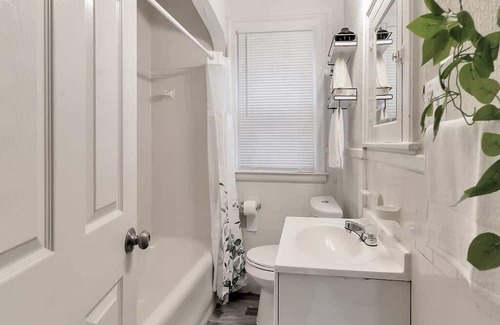 Detroit Apartment | Charming Home Close to Downtown Detroit with Great Amenities