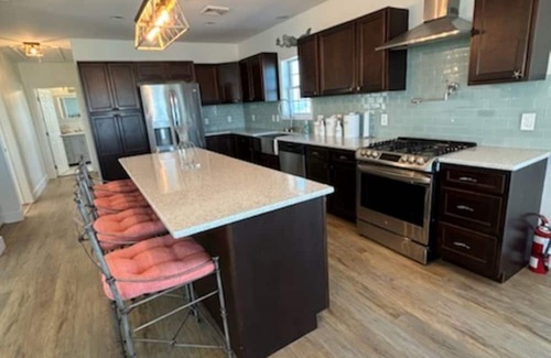 West Wildwood House | Spacious House with Breathtaking Water Views for 14 Guests