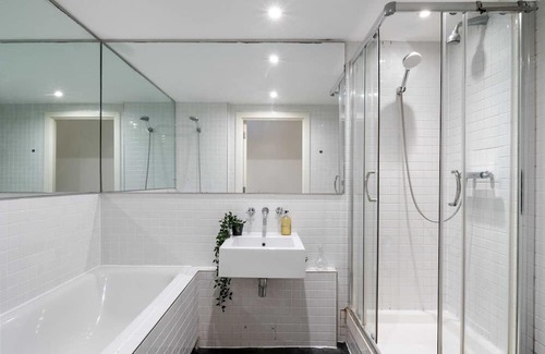 Stratford and New Town Apartment | Modern Two Bed Apartment in Stratford with Kitchen Access