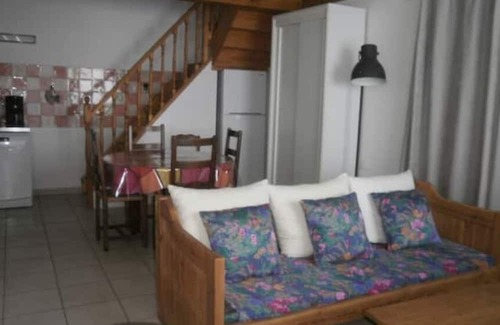 Berre-l'Etang Apartment | Cozy Studio by the Pond in Heart of Provence
