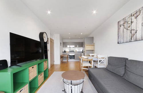 Bromley South Apartment | Bow Retreat: Your Gateway to London's East End Awaits