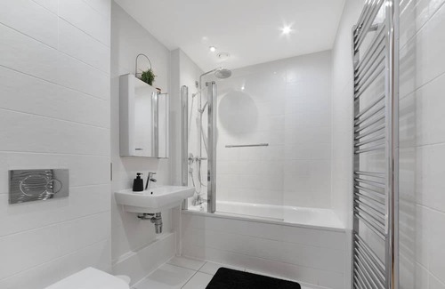 Bromley South Apartment | Bow Retreat: Your Gateway to London's East End Awaits