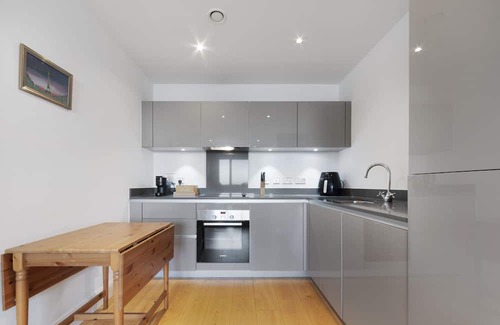Bromley South Apartment | Bow Retreat: Your Gateway to London's East End Awaits