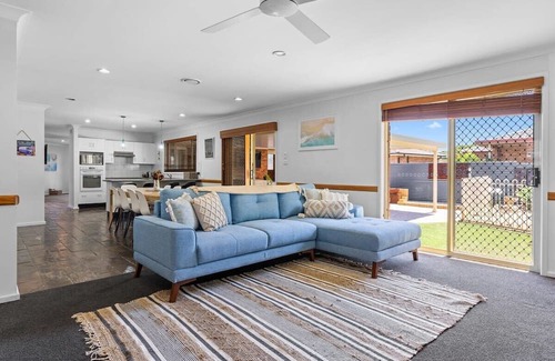 Pelican House | Tranquil Family Retreat with Private Pool & Breakfast
