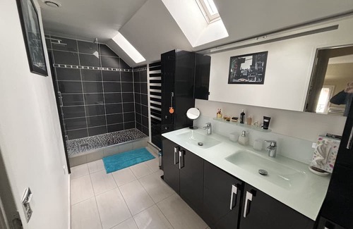 Rungis Bed & Breakfast | Comfortable 2-Bedroom Stay Near Paris 2024 Events