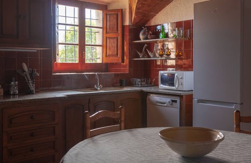 Aiguaviva Cottage | Masia Catalana: Perfect Getaway for Friends and Family!