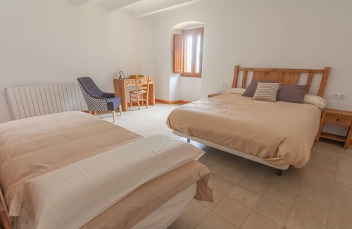 Aiguaviva Cottage | Masia Catalana: Perfect Getaway for Friends and Family!