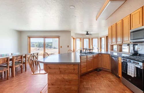 Dammeron Valley Cabin | Cozy Homestead Cabin Near Snow Canyon State Park