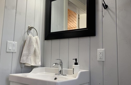 North Kawartha Cabin | Relaxing Getaway at Eels Lake with Spa and Breakfast