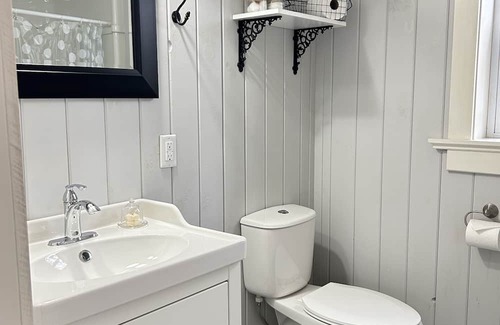 North Kawartha Cabin | Relaxing Getaway at Eels Lake with Spa and Breakfast