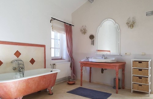 Seguret House | Holiday Home 'Villa Le Mas Des Fleurs' with Private Pool, Private Terrace and Wi-Fi