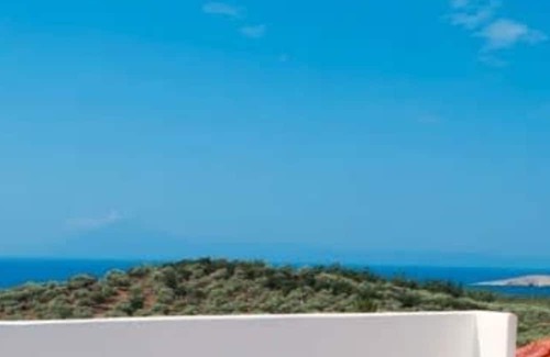 Astris House | Seaview Eden Escape - Pet Friendly Bliss by the Beach