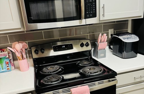 Paradise Apartment | Chic GNO House: Family-Friendly Near the Strip