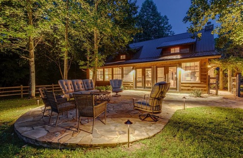 Fairview Cabin | Whispering Woods Lodge: 3BR Retreat with Pool Table & Nature