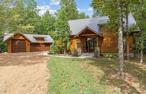 Fairview Cabin | Whispering Woods Lodge: 3BR Retreat with Pool Table & Nature