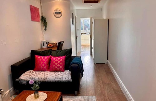 Dublin Apartment | Cozy Liffey Valley Homestay with Breakfast & Family Amenities