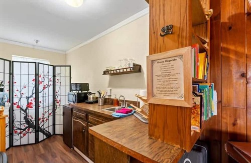 Lake Arrowhead Bed & Breakfast | Enchanting Retreat: A Dream Place to Stay with Kitchen