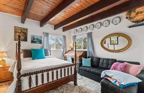 Lake Arrowhead Bed & Breakfast | Enchanting Retreat: A Dream Place to Stay with Kitchen