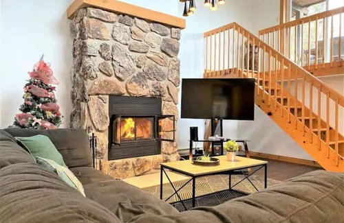 Sainte-Lucie-des-Laurentides Ski Chalet | Relax at Le Alesund: Private Spa & Beach Access Awaits