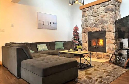 Sainte-Lucie-des-Laurentides Ski Chalet | Unforgettable Spa Retreat with Kayaks and Ocean Views